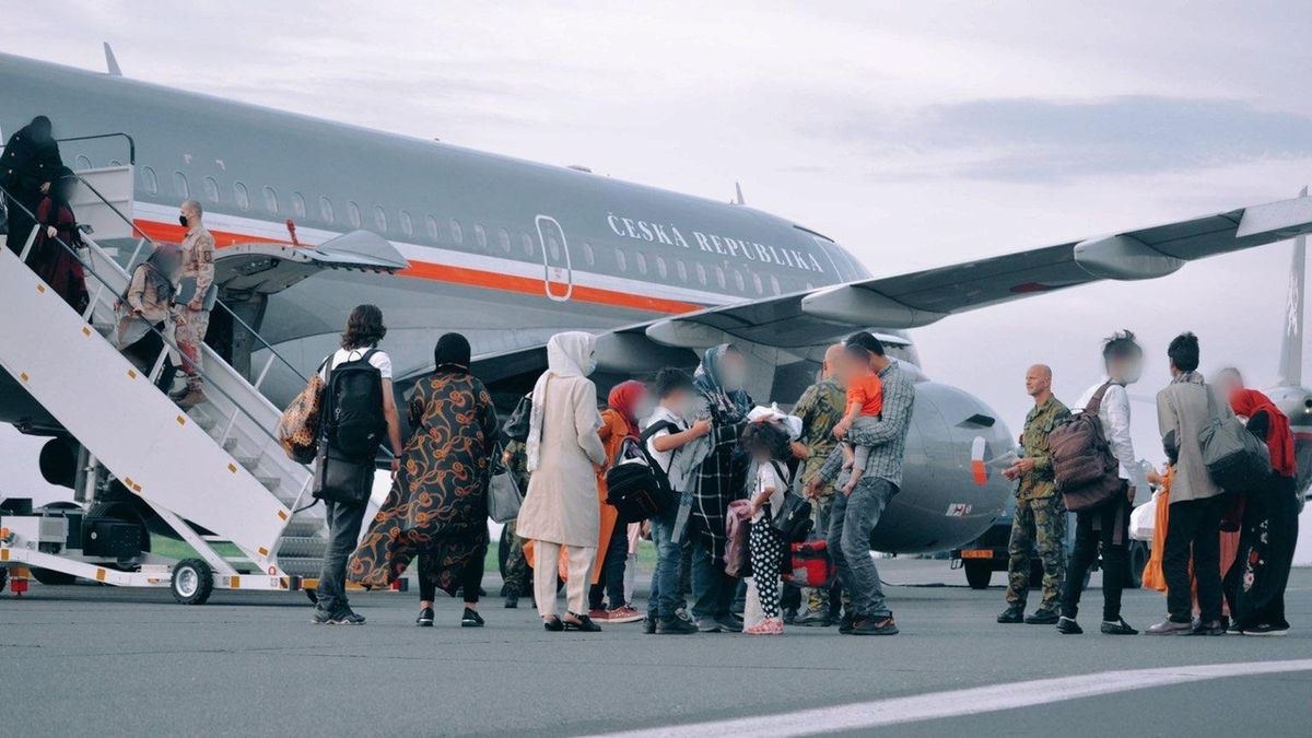 O mezinárodní ochranu v Česku žádá 152 evakuovaných Afghánců